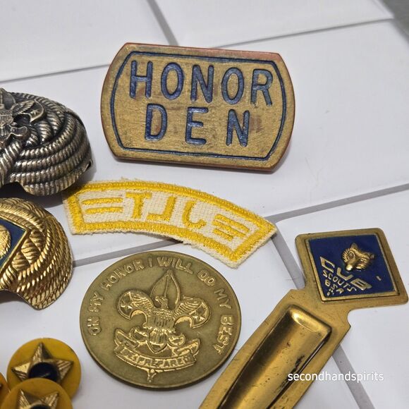 Vintage Boy Scouts Cub Lot Neckerchief Slides Enamel Brass Bookmark Coin Misc - Picture 6 of 7